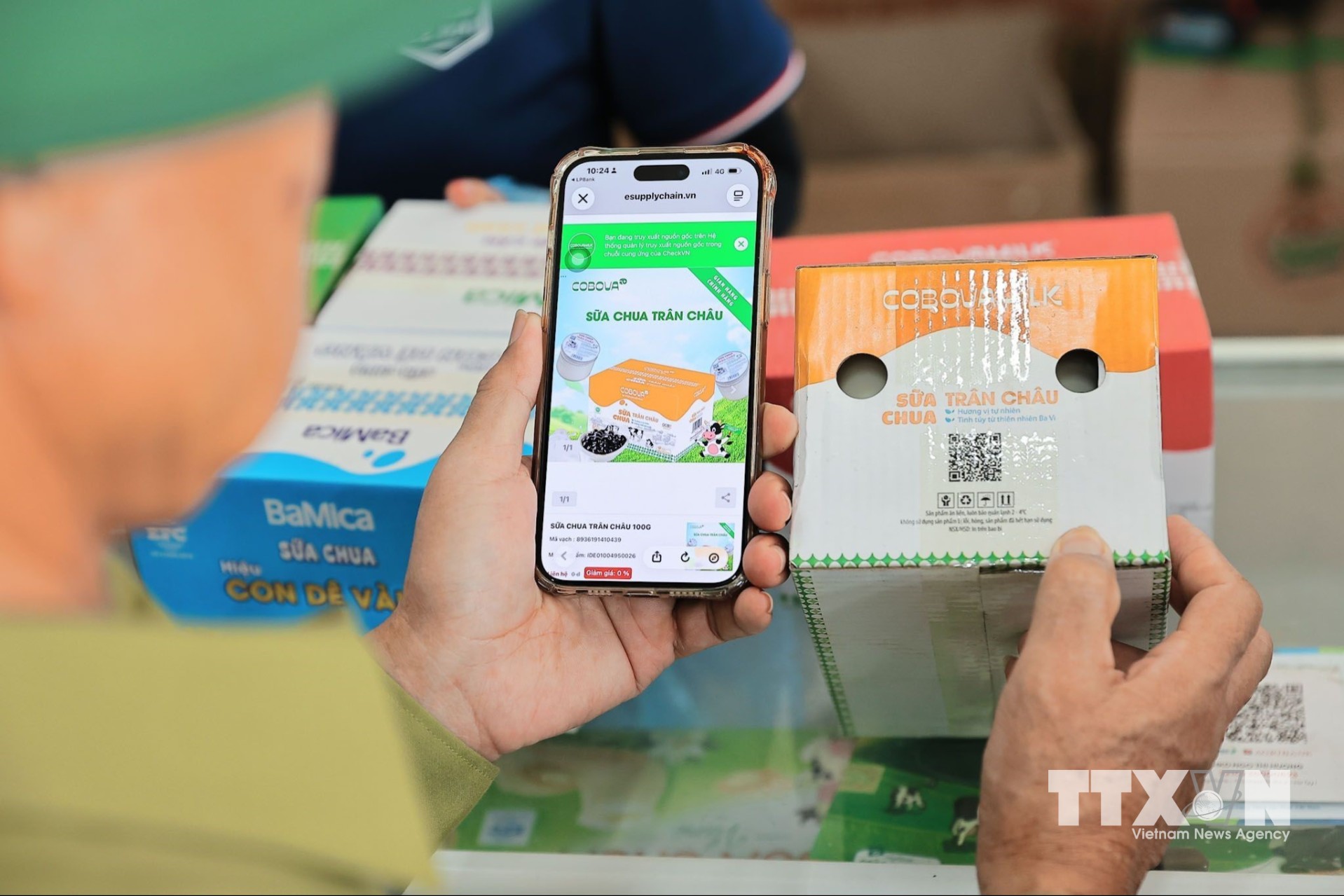 Doanh nghiệp ứng dụng mã QR trong truy xuất nguồn gốc, nâng cao tính minh bạch của sản phẩm. (Ảnh: Lê Đông/TTXVN)
